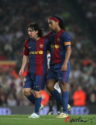 记者：每支东部球队都认为他们距离闯入总决赛就差浓眉一个人