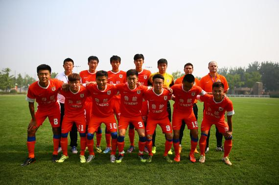 咋回事？热刺主帅弗兰克赛前拿着印有阿森纳队徽的杯子