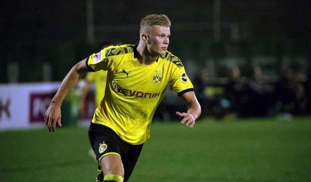 女解说Rita扎双马尾嫩的出水，网友却要其不要装嫩！如果1个嘉年华能约饭吗？